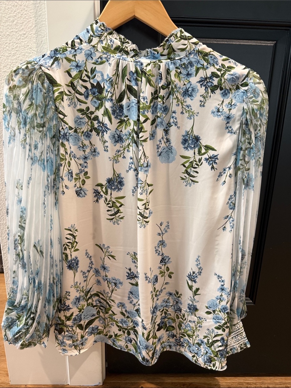 NWT Alice + Olivia Fresh Air Corona Blue Floral Pleated Long-Sleeve Blouse - Picture 6 of 6